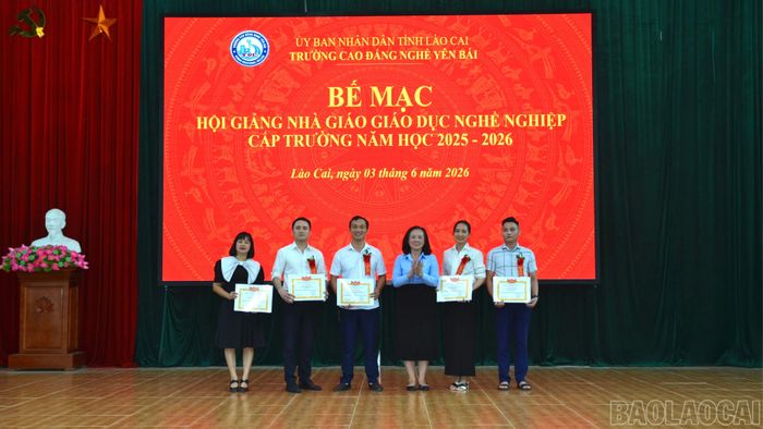 Ban tổ chức trao giải Nhì cho các nhà giáo.
