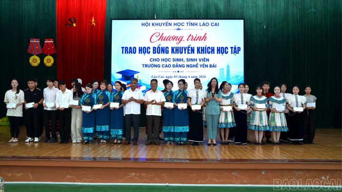Hội Khuyến học tỉnh trao học bổng cho 36 học sinh, sinh viên.