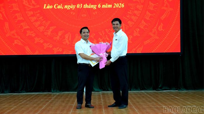 Ban tổ chức trao giải cho 1 tập thể khoa nghệ thuật.