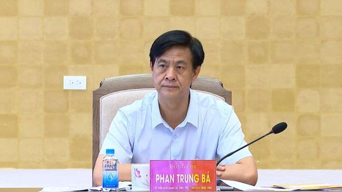 Đồng chí Phan Trung Bá - Phó Chủ tịch UBND tỉnh trao đổi tại buổi làm việc.