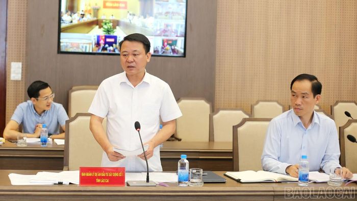 Lãnh đạo Ban Quản lý dự án đầu tư xây dựng số 1 báo cáo tiến độ thực hiện các dự án.