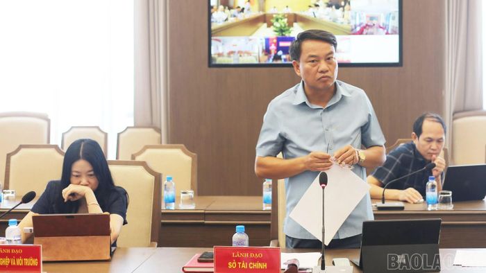 Lãnh đạo các sở phát biểu tại cuộc họp.