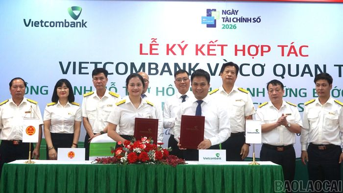Lãnh đạo Thuế tỉnh Lào Cai ký thỏa thuận hợp tác với đại diện các chi nhánh Vietcombank trên địa bàn tỉnh Lào Cai.