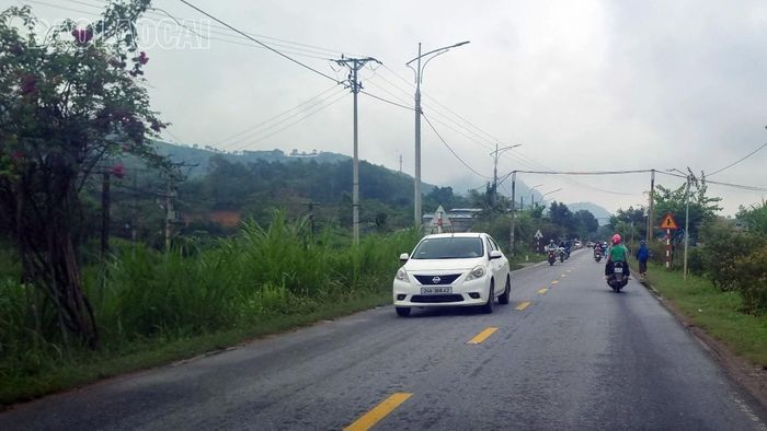 Tuyến đường kết nối từ cầu Làng Giàng đến Quốc lộ 70 giúp người dân các địa phương đi lại thuận tiện hơn.