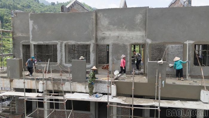 Hiện nay, trên công trường đang duy trì gần 300 công nhân cùng nhiều máy móc, thiết bị thi công. Các nhà thầu chia thành nhiều mũi triển khai đồng thời các hạng mục từ san nền, xây dựng khối lớp học, nhà hiệu bộ, khu nội trú đến hệ thống hạ tầng kỹ thuật.