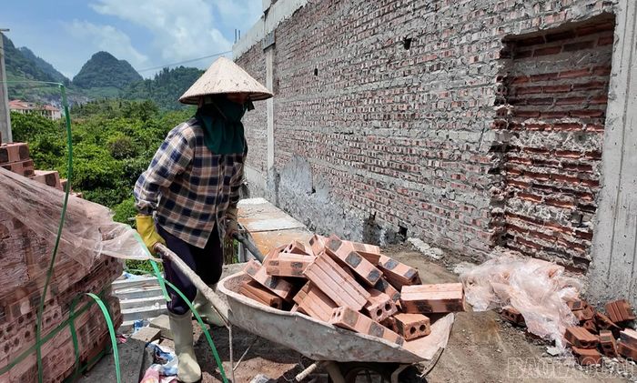 Những ngày qua, thời tiết nắng nóng kéo dài, các đơn vị thi công đã chủ động điều chỉnh thời gian làm việc. Buổi sáng, công nhân bắt đầu làm việc từ rất sớm để tránh thời điểm nắng gắt giữa trưa. Buổi chiều, các ca làm việc kéo dài tới tối muộn nhằm tận dụng thời tiết dịu hơn để thi công các hạng mục ngoài trời.