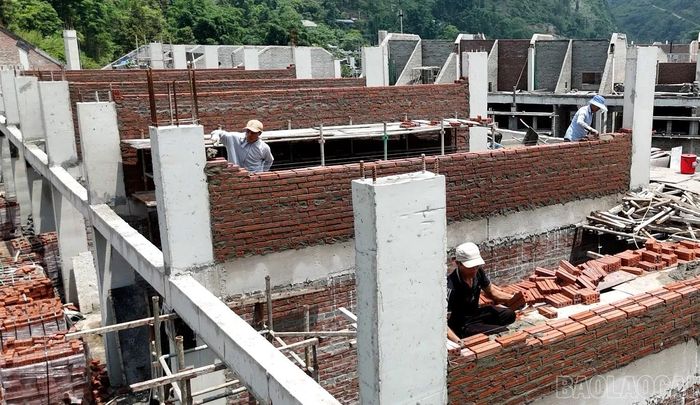 Theo báo cáo của chủ đầu tư, hạng mục san nền hiện đã đạt khoảng 80% khối lượng đắp, cơ bản bảo đảm mặt bằng để triển khai xây dựng các khối nhà và hệ thống hàng rào. Các khối hiệu bộ, tiểu học và lớp học bộ môn đang tập trung xây trát, hoàn thiện điện nước, gia công vì kèo mái. Khối THCS đang thi công ván khuôn, cốt thép và đổ bê tông sàn tầng 3.