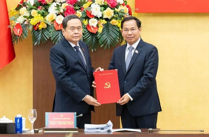 Chủ tịch Quốc hội Trần Thanh Mẫn trao Quyết định của Bộ Chính trị chỉ định kiêm nhiệm Phó Bí thư Đảng ủy Quốc hội và tham gia Thường trực Đảng ủy Quốc hội nhiệm kỳ 2025 - 2030 với đồng chí Lê Quang Mạnh.