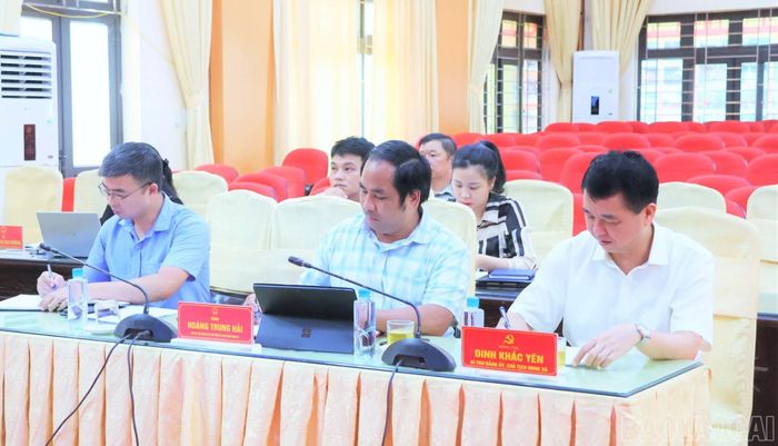 Lãnh đạo xã Lục Yên dự hội nghị.