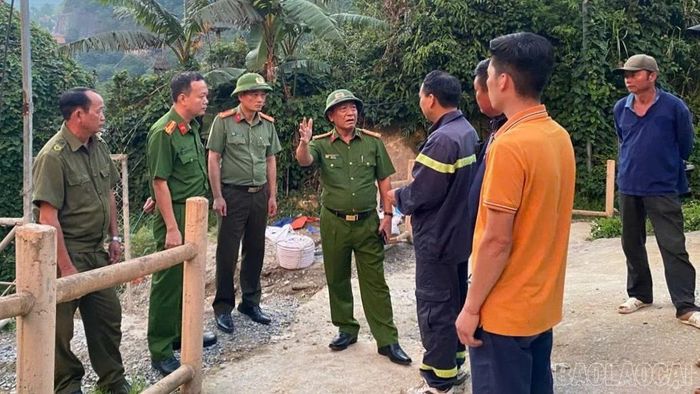 Đại tá Nguyễn Xuân Tuấn - Phó Giám đốc Công an tỉnh chỉ đạo công tác tìm kiếm cứu nạn tại hiện trường.
