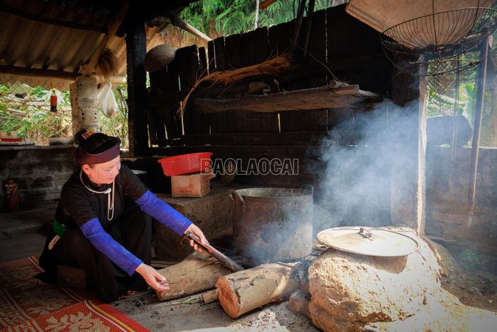 Sau khi được gói cẩn thận và xếp ngay ngắn vào nồi, bánh được luộc liên tục từ 6 đến 8 giờ trong nước sôi. Người làm bánh phải canh lửa, thường xuyên tiếp thêm nước và giữ nhiệt độ ổn định để bánh chín đều, đạt độ dẻo mềm và màu sắc đặc trưng.
