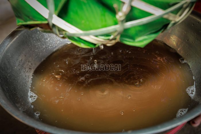 Nước tro được lọc qua bao tải hoặc lớp rơm nếp khô đặt trong sọt tre để loại bỏ tạp chất, thu được phần nước trong có màu vàng óng. Đây là công đoạn quan trọng nhất trong quy trình làm bánh nẳng.
