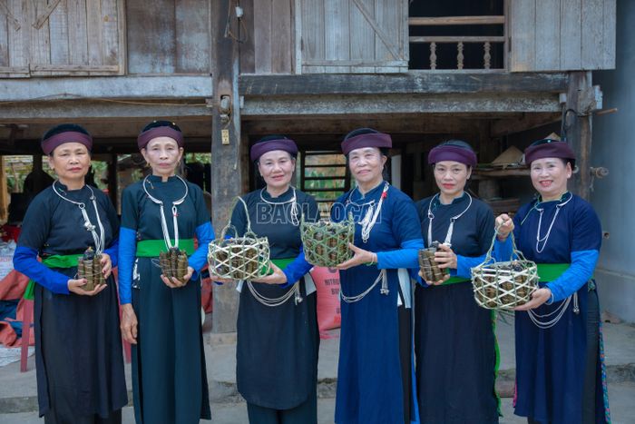 Nghề làm bánh nẳng vẫn được người Tày Khao ở Đông Cuông gìn giữ và trao truyền qua nhiều thế hệ. Không chỉ hiện diện trong đời sống thường ngày, bánh nẳng còn là lễ vật dâng Mẫu. Từ một món ăn truyền thống, bánh nẳng ngày nay đã trở thành sản phẩm ẩm thực được nhiều du khách tìm mua khi đến Đông Cuông, góp phần đưa những giá trị văn hóa bản địa tiếp tục được bảo tồn và lan tỏa trong đời sống đương đại.