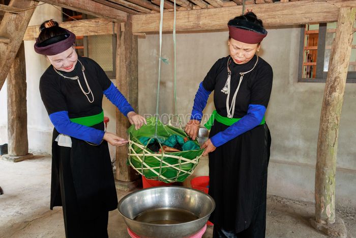 Tro sau khi đốt được trộn đều, nghiền nhuyễn rồi hòa với nước theo tỷ lệ phù hợp.