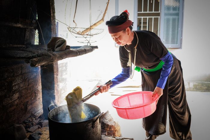 Sau khi được luộc từ 30 phút đến 1 giờ trên lửa vừa, lá được vớt ra và dựng cho ráo nước trước khi dùng để gói bánh. Công đoạn luộc giúp lá mềm, dai và dễ tạo hình hơn khi gói. Trong suốt quá trình này, người làm bánh phải điều chỉnh lửa và theo dõi độ sôi của nước để lá chín đều nhưng không bị nhũn, giữ được màu xanh đẹp và độ bền cần thiết.