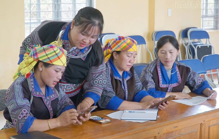 Chị Giàng Thị Chư hỗ trợ hội viên tiếp cận công nghệ số để phát triển kinh tế.