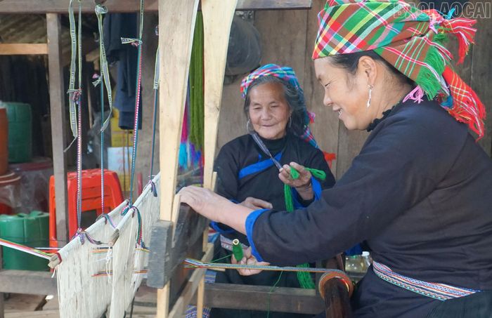 Chị Hờ Thị Chư, thôn Dào Xa, xã Lao Chải phát triển kinh tế từ nghề truyền thống.