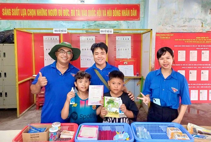 Những chai nhựa, lon nước, giấy vụn, sách báo cũ được đổi thành dụng cụ học tập ý nghĩa cho các em thiếu nhi