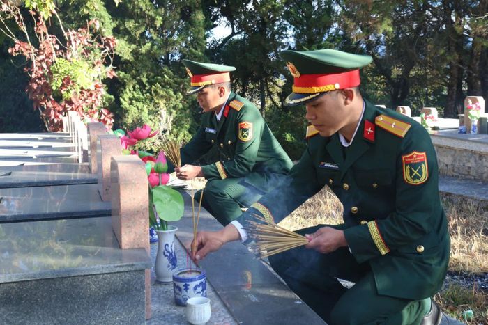 Cán bộ, chiến sĩ lực lượng vũ trang tỉnh tưởng nhớ các anh hùng liệt sĩ. Ảnh Nguyễn Luân