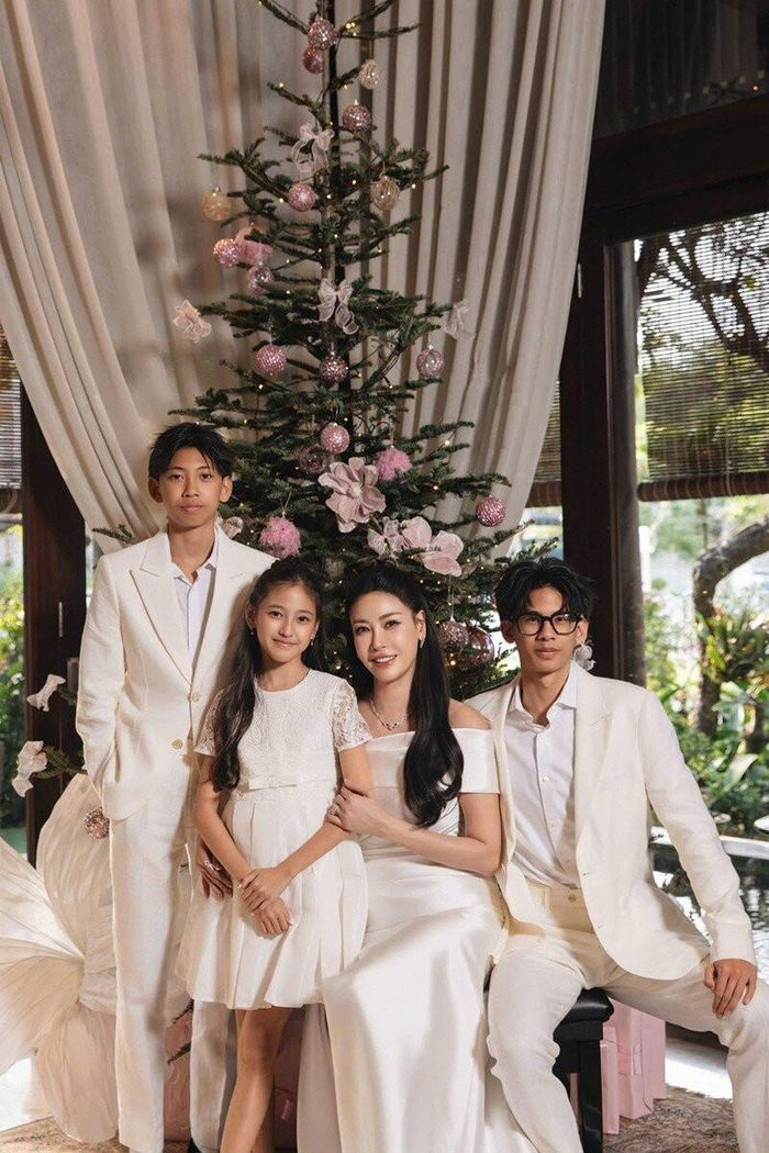 Hoa H u H Ki u Anh V Tri t L Nu i D y Con Kh ng p L c Trong Gia 