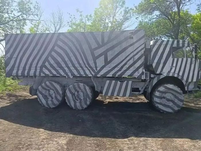 Xe tải KAMAZ với họa tiết vằn ngựa vằn. Nguồn: TMZ.