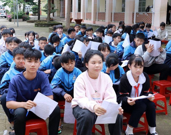 Học sinh THCS tham gia buổi khám sức khỏe miễn phí