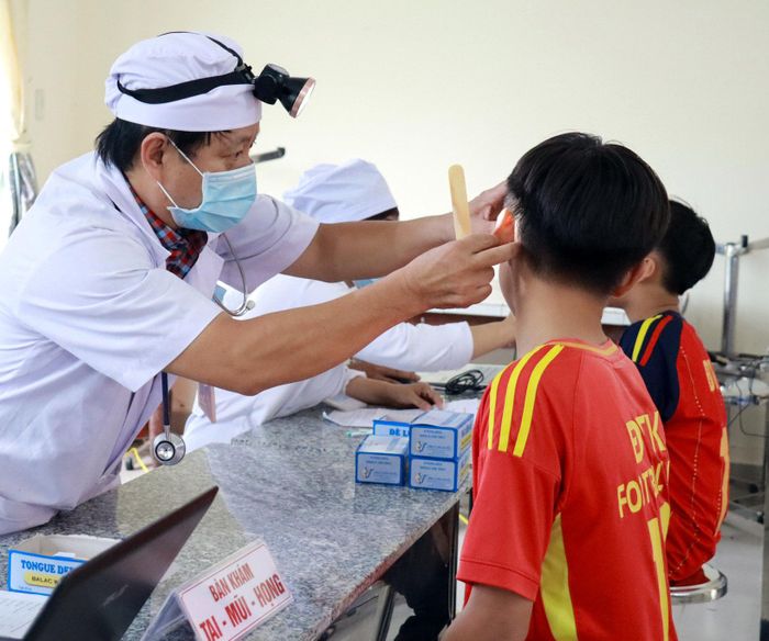 Khám tai mũi họng cho học sinh
