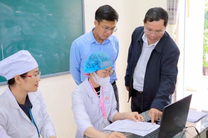 Lãnh đạo tỉnh kiểm tra quy trình khám sức khỏe học sinh