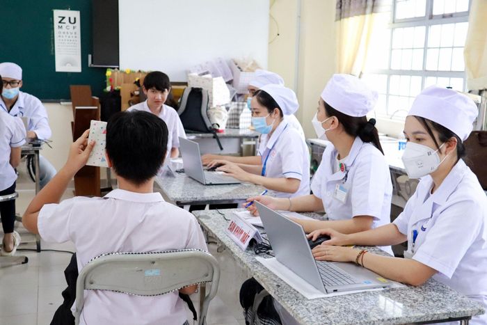 Khám mắt cho học sinh