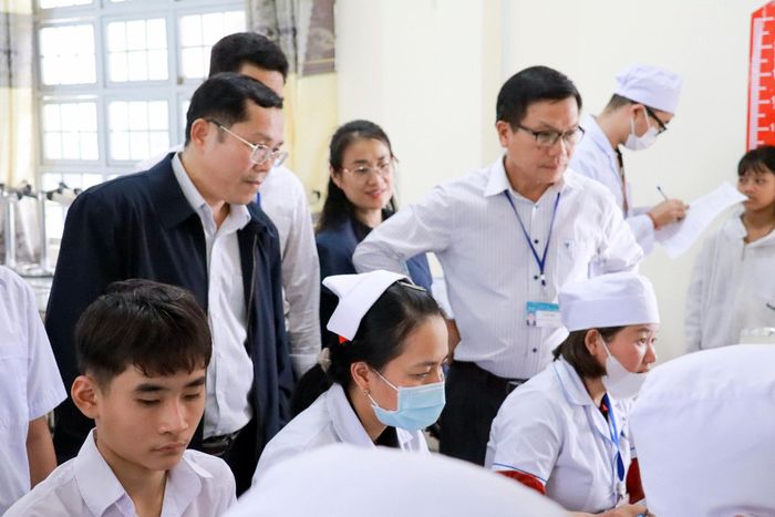 Lãnh đạo Sở Y tế kiểm tra khâu số hóa dữ liệu khám sức khỏe học sinh tại Đức Trọng