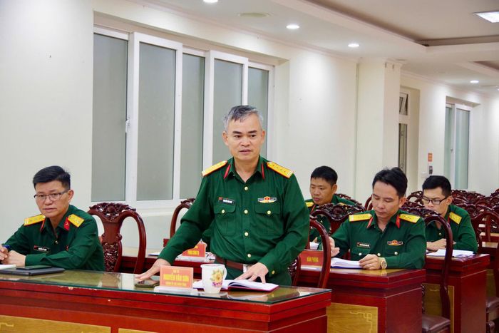 Đại tá Nguyễn Văn Sơn, Tỉnh ủy viên, Chính ủy Bộ CHQS tỉnh phát biểu tại buổi làm việc