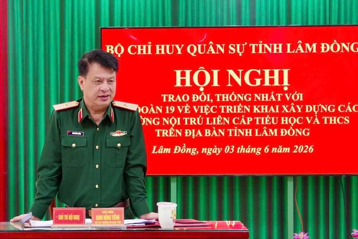 Thiếu tướng Đinh Hồng Tiếng, Ủy viên Ban Thường vụ Tỉnh ủy, Chỉ huy trưởng Bộ CHQS tỉnh phát biểu kết luận buổi làm việc