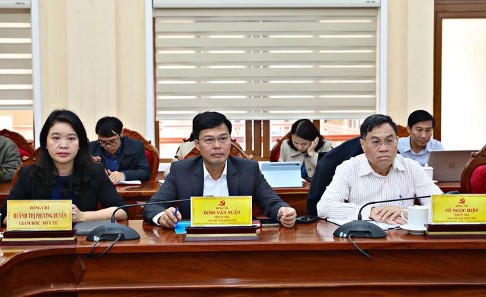 Lãnh đạo UBND tỉnh, các sở, ngành tham dự buổi làm việc
