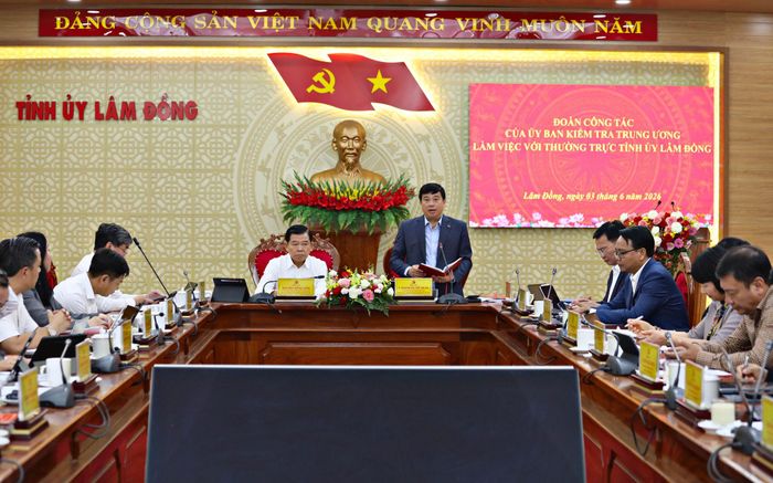 Đồng chí Y Thanh Hà Niê Kđăm, Ủy viên Ban Chấp hành Trung ương Đảng, Bí thư Tỉnh ủy, Trưởng Đoàn ĐBQH tỉnh Lâm Đồng phát biểu tại buổi làm việc