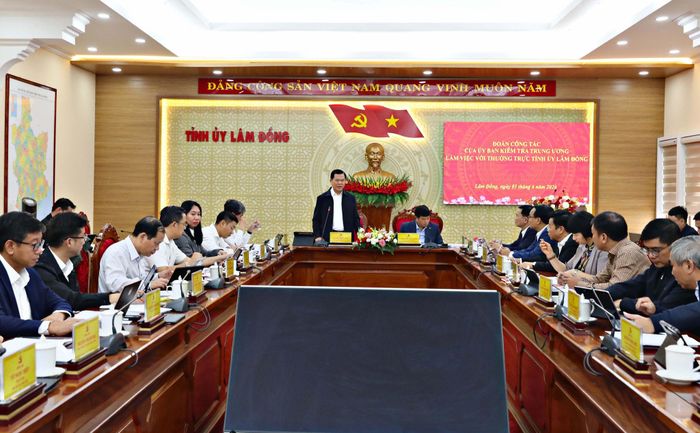 Quang cảnh buổi làm việc