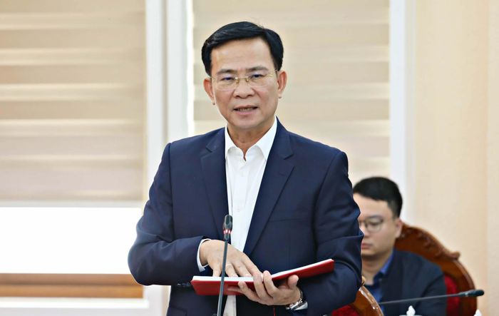 Đồng chí Hồ Văn Mười, Ủy viên Ban Chấp hành Trung ương Đảng, Phó Bí thư Tỉnh ủy, Chủ tịch UBND tỉnh Lâm Đồng báo cáo Đoàn công tác về những khó khăn của các dự án đang gặp vướng mắc trên địa bàn tỉnh
