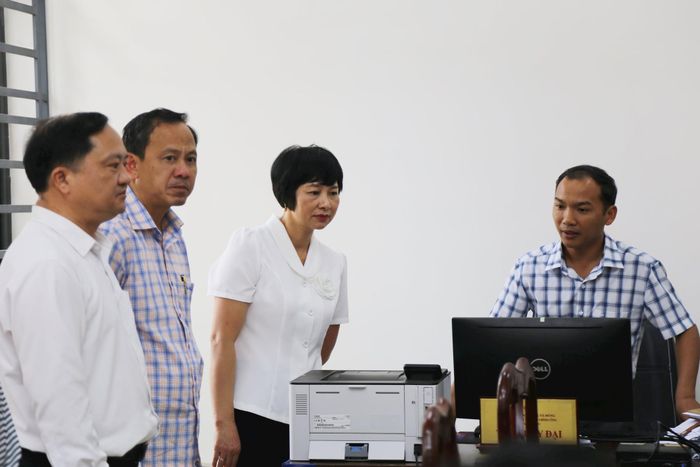 Phó Bí thư Tỉnh ủy, Chủ tịch Ủy ban MTTQ Việt Nam tỉnh Phạm Thị Phúc kiểm tra tình hình hoạt động Trung tâm Phục vụ hành chính công xã Tà Đùng