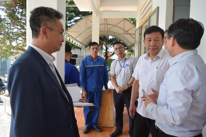 Đồng chí Bùi Thắng, Phó Bí thư Tỉnh ủy Lâm Đồng trò chuyện với nhân viên VNPT làm nhiệm vụ tại Trung tâm Phục vụ hành chính công xã Hiệp Thạnh