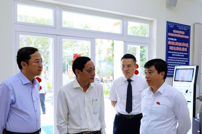Đoàn công tác của Bí thư Tỉnh ủy Lâm Đồng Y Thanh Hà Niê Kđăm kiểm tra tại Trung tâm Phục vụ hành chính công xã Đạ Huoai