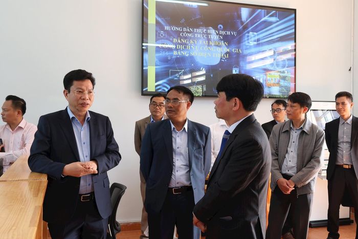 Phó Bí thư Tỉnh ủy Lâm Đồng Lưu Văn Trung kiểm tra tình hình hoạt động tại Trung tâm Phục vụ hành chính công xã Lạc Dương