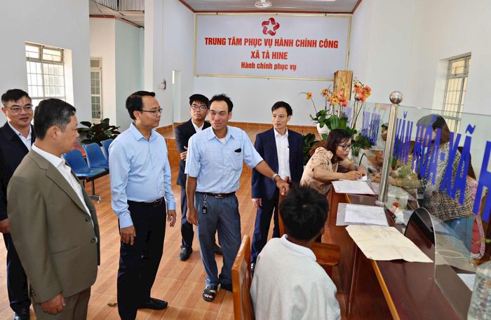 Phó Bí thư Thường trực Tỉnh ủy Lâm Đồng Đặng Hồng Sỹ kiểm tra tại Trung tâm Phục vụ hành chính công xã Tà Hine (Ảnh: Chính Thành)