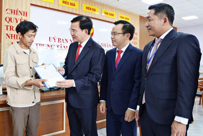 Đồng chí Hồ Văn Mười, Ủy viên Ban Chấp hành Trung ương Đảng, Phó Bí thư Tỉnh ủy, Chủ tịch Ủy ban Nhân dân tỉnh Lâm Đồng nắm bắt tình hình, lắng nghe người dân đến làm thủ tục tại Trung tâm Phục vụ hành chính công xã Nhân Cơ