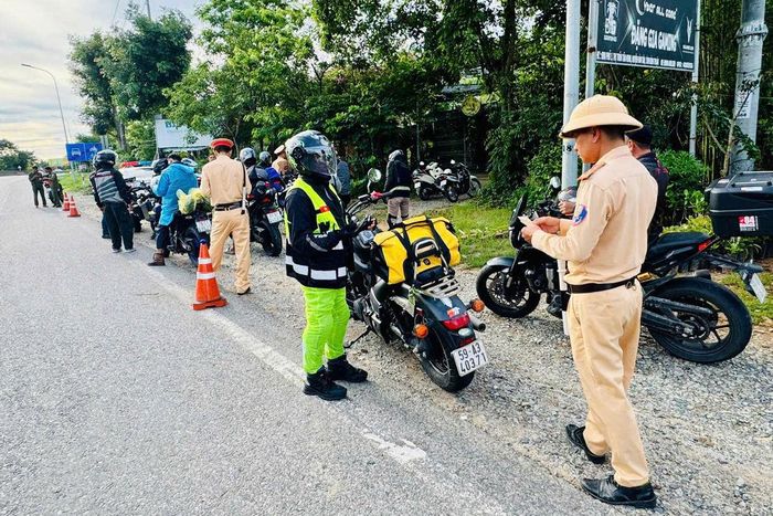 Lực lượng Cảnh sát giao thông kiểm tra giấy tờ các phương tiện