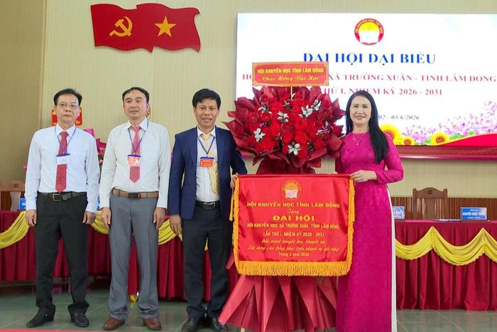 Chủ tịch Hội Khuyến học tỉnh Lâm Đồng tặng hoa chúc mừng đại hội