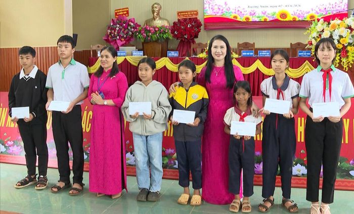 Hội Khuyến học tỉnh Lâm Đồng trao học bổng cho học sinh có hoàn cảnh khó khăn vươn lên trong học tập