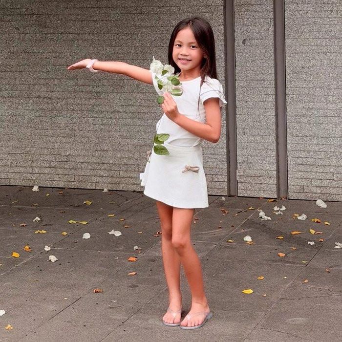 Con gái Hồ Ngọc Hà được khen ngợi xinh xắn, thừa hưởng trọn vẹn nét đẹp của mẹ.