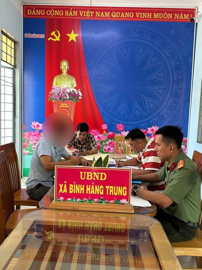 Công an xã Bình Hàng Trung làm việc với ông Đ. về hành vi vi phạm trong lĩnh vực khám bệnh, chữa bệnh.