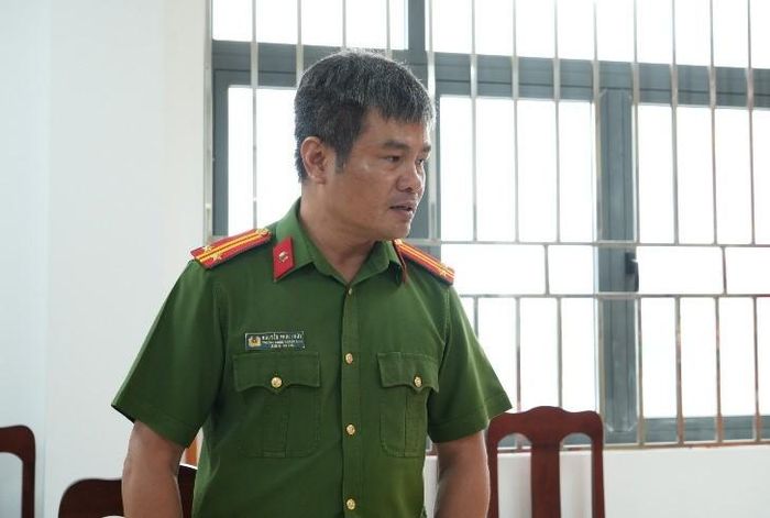 Trung tá Nguyễn Phúc Thùy, Trưởng Công an đặc khu Phú Quý báo cáo tại buổi làm việc