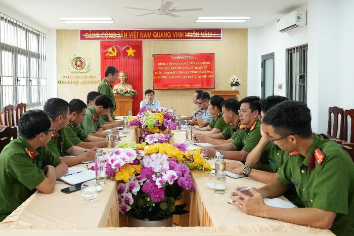 Đại tá Nguyễn Văn Dũng, Phó Giám đốc Công an tỉnh làm việc với Công an đặc khu Phú Quý