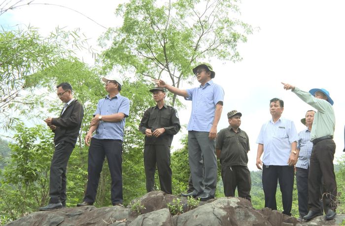 Phó Chủ tịch HĐND tỉnh Y Quang BKrông (thứ 4 từ trái qua) kiểm tra thực địa hiện trạng rừng trên lâm phần do Ban Quản lý rừng phòng hộ Tánh Linh quản lý, bảo vệ